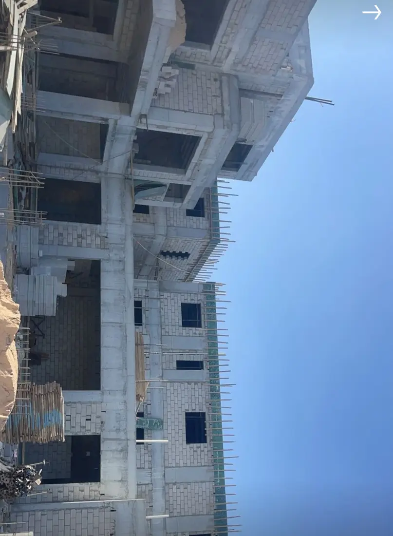 هيكل خرساني لمبنى تحت الإنشاء